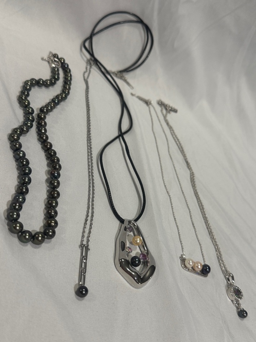 Vantel Pearls Multicolor Pearl Pendant Necklace with Silver Accents